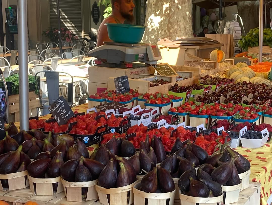 A Provençal moment, captured in ink and watercolor by @suhitasketch! Here she’s sketching the bustle of the lavender stall in Isle-sur-la-Sorgue, where there’s always something to see, sketch—and snack on.
📘 Beta – 270 gsm cold press paper.