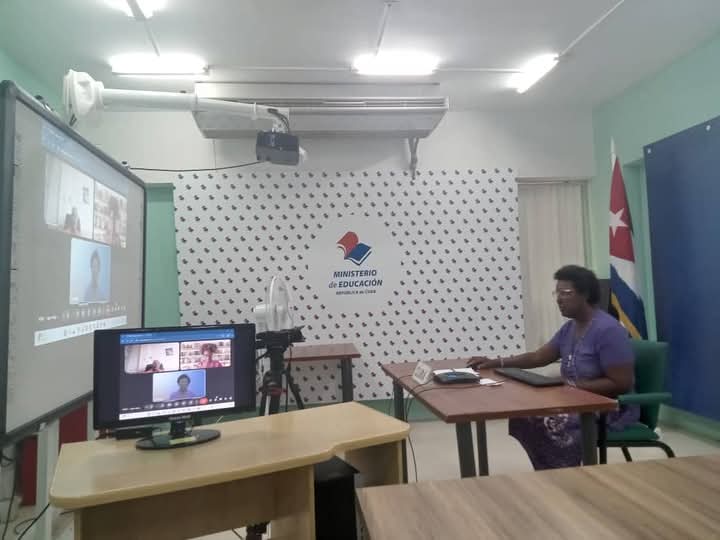 JosFlixRiveroD2's tweet photo. La profesora Mayelin Quinta Oviedo del municipio #Cespedes aprueba la entrevista profesional y es seccionada para cumplir colaboración en Jamaica. #CubaMined @DmeCespedes7712 @CamagueyDPE https://t.co/gefN1ZIWf3