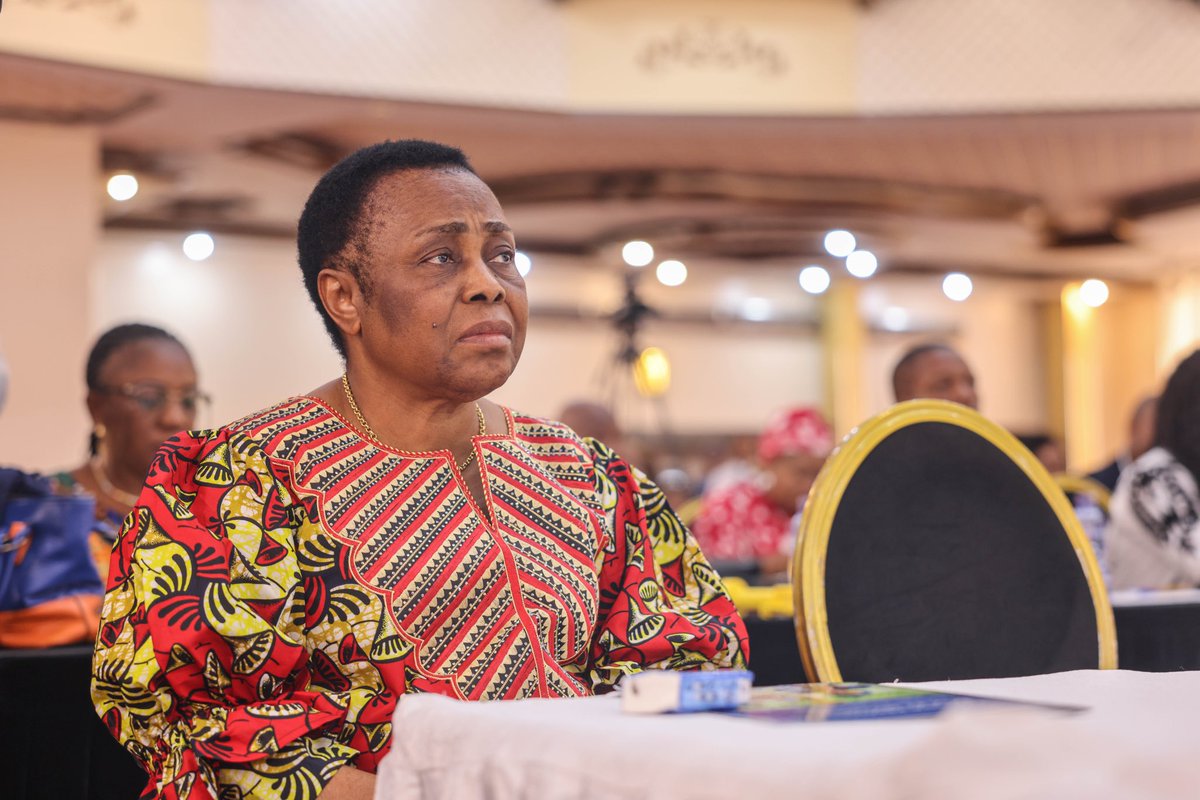 LusengeJ's tweet image. J'ai eu l'honneur de remettre la note de plaidoyer des femmes congolaises pour la cessation des hostilités dans l'Est de la #RDC à la Ministre des Affaires Étrangères, accompagnée de mes sœurs d'Ituri, du Nord Kivu, et de celles de Bukavu en ligne. Ce plaidoyer appelle à des…