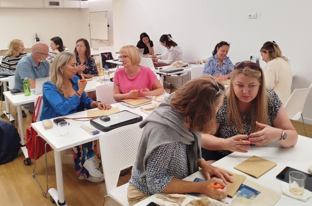 Learning from my European colleagues at #Erasmus course with <a href="/Leargas/">Léargas</a>. 16 participants from 11 nationalities 🇩🇪 🇬🇷 🇷🇴 🇱🇹 🇫🇮 🇵🇱 🇪🇬 🇪🇸 🇹🇷 🇭🇺 and of course 1 🇮🇪 man are on the course.<a href="/TipperaryETB/">Tipperary Education and Training Board</a> <a href="/teacheracademy/">Europass Teacher Academy</a>