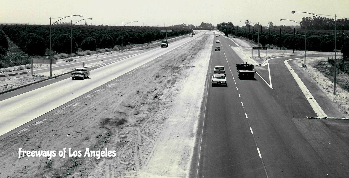 FreewaysLA's tweet image. 1958-June-24 - 67 years ago today: Looking SE over newly constructed Santa Ana Fwy (then US-101, now I-5) from Jeffrey Rd OC in present-day Irvine (DOH D7 Archives photo).
Concrete pavement was built for NB lanes. Original Hwy 101 pavement was overlaid with asphalt for SB lanes.