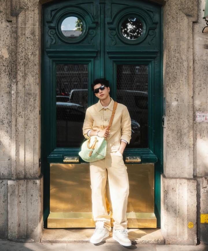 NhiNguyn1137834's tweet photo. tui ghiền HIEUTHUHAI đeo kính đen, có thể là nghiện luôn trời đấc ơi
@louisvuitton
HIEUTHUHAI in Paris for LVMenSS26
#HIEUTHUHAIxLVMenSS26 https://t.co/Mna3t5sEj5