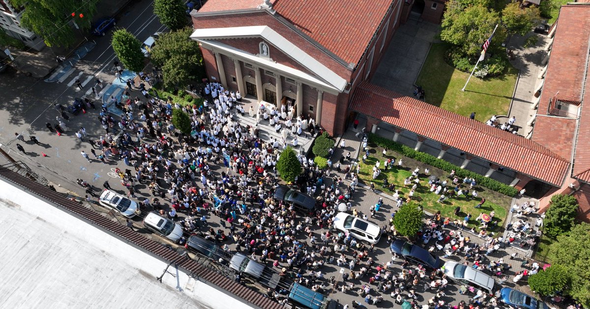 archdpdx's tweet photo. EN: More scenes from Portland’s historic Corpus Christi Procession as the Blessed Sacrament and the faithful return to St. Mary’s Cathedral of the Immaculate Conception.

ES: Más escenas de la histórica Procesión de Corpus Christi en Portland, mientras el Santísimo Sacramento y los fieles regresan a la Catedral de Santa María de la Inmaculada Concepción.