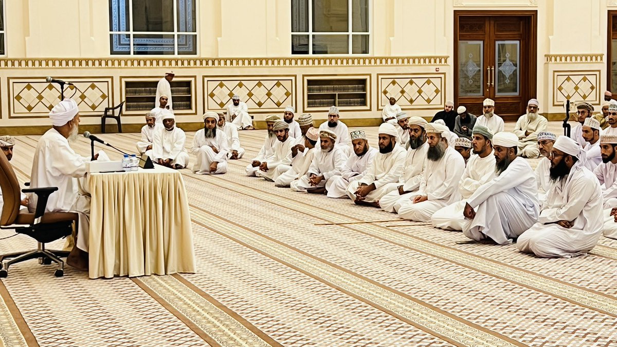 Awqafalsuwaiq's tweet photo. � السويق – مكتب الأوقاف والشؤون الدينية

في أجواء روحانية عامرة بالإيمان والسكينة، نظم مكتب الأوقاف والشؤون الدينية بولاية السويق أمسيةً بمناسبة ذكرى الهجرة النبوية الشريفة، وذلك مساء يوم الثلاثاء 28 ذو الحجة 1446 هـ 24 يونيو 2025م، في جامع السلطان قابوس بولاية السويق.

✨ جاءت الأمسية برعاية الفاضل/ سالم بن سعيد السيفي، مدير مكتب الأوقاف والشؤون الدينية بالسويق، وبمشاركة الشيخ عبدالله بن سعيد القنوبي، الذي ألقى محاضرة توعوية تناولت المعاني العظيمة للهجرة النبوية، وربطها بالواقع التربوي والاجتماعي، مؤكداً على دروس الصبر، والتوكل، والتخطيط النبوي الحكيم.

🔹 استُهلّت الأمسية بتلاوة عطرة من آيات الذكر الحكيم تلاها القارئ عزان بن سيف القنوبي، أعقبها مشاركة شعرية بعنوان (ملحمة ذكرى الهجرة ) للشاعر هلال الشيادي، ألقاها باقتدار إبراهيم بن خميس القنوبي.

وشهدت الأمسية حضورًا طيبًا من أبناء الولاية والمهتمين، عكس اهتمام المجتمع بإحياء المناسبات الدينية واستلهام العبر من سيرة النبي ﷺ.

#الهجرة_النبوية #السويق 
#أوقاف_السويق
#صيفنا_والقرآن
#صيفنا_مميز
#أوقاف_شمال_الباطنة
#عام_الموظف
@nbatina_events