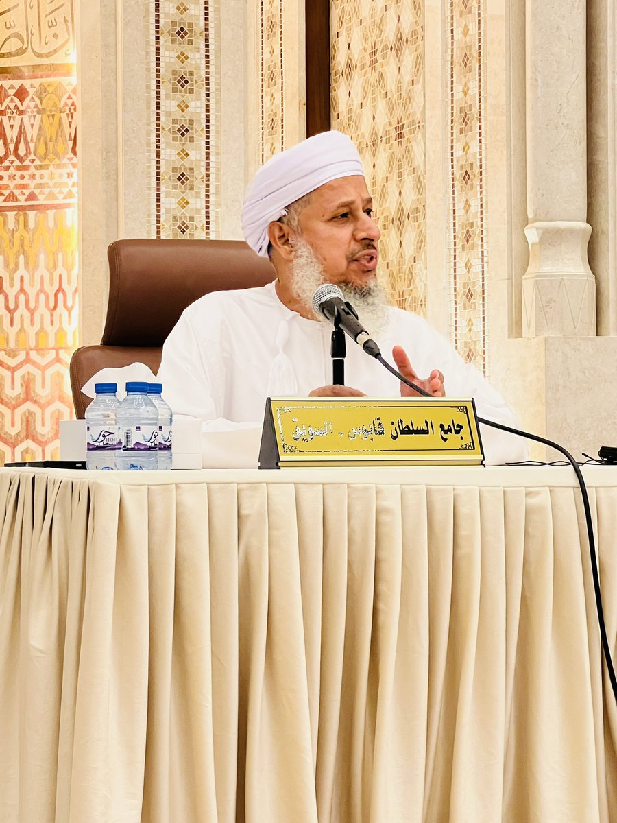 Awqafalsuwaiq's tweet photo. � السويق – مكتب الأوقاف والشؤون الدينية

في أجواء روحانية عامرة بالإيمان والسكينة، نظم مكتب الأوقاف والشؤون الدينية بولاية السويق أمسيةً بمناسبة ذكرى الهجرة النبوية الشريفة، وذلك مساء يوم الثلاثاء 28 ذو الحجة 1446 هـ 24 يونيو 2025م، في جامع السلطان قابوس بولاية السويق.

✨ جاءت الأمسية برعاية الفاضل/ سالم بن سعيد السيفي، مدير مكتب الأوقاف والشؤون الدينية بالسويق، وبمشاركة الشيخ عبدالله بن سعيد القنوبي، الذي ألقى محاضرة توعوية تناولت المعاني العظيمة للهجرة النبوية، وربطها بالواقع التربوي والاجتماعي، مؤكداً على دروس الصبر، والتوكل، والتخطيط النبوي الحكيم.

🔹 استُهلّت الأمسية بتلاوة عطرة من آيات الذكر الحكيم تلاها القارئ عزان بن سيف القنوبي، أعقبها مشاركة شعرية بعنوان (ملحمة ذكرى الهجرة ) للشاعر هلال الشيادي، ألقاها باقتدار إبراهيم بن خميس القنوبي.

وشهدت الأمسية حضورًا طيبًا من أبناء الولاية والمهتمين، عكس اهتمام المجتمع بإحياء المناسبات الدينية واستلهام العبر من سيرة النبي ﷺ.

#الهجرة_النبوية #السويق 
#أوقاف_السويق
#صيفنا_والقرآن
#صيفنا_مميز
#أوقاف_شمال_الباطنة
#عام_الموظف
@nbatina_events
