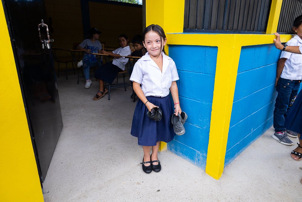 RamiroOcasio's tweet image. El año pasado, durante una visita al colegio Fuente Sana en las afueras de Madrid, recibimos una donación de €2,200 para #FEIH. Esta semana, ese apoyo se transformó en sonrisas al entregar zapatos hechos por artesanos de Santa Bárbara a estudiantes de dos escuelas en Lempira,…