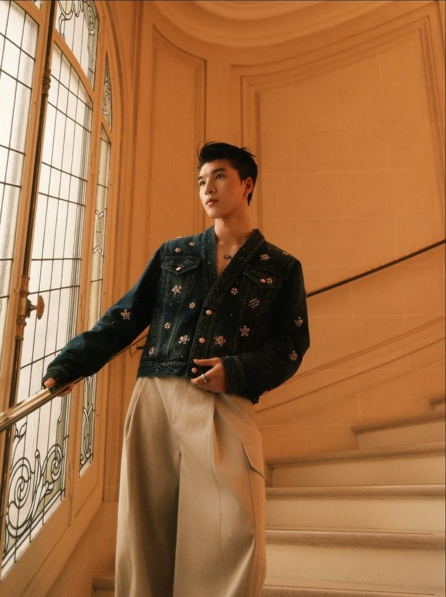 KZee2321's tweet photo. I LOVE HIM, I LOVE THIS OUTFIT 
@louisvuitton
HIEUTHUHAI in Paris for LVMenSS26
#HIEUTHUHAIxLVMenSS26 https://t.co/DK1QaSJxQ8