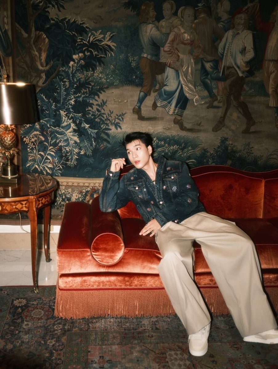 KZee2321's tweet photo. I LOVE HIM, I LOVE THIS OUTFIT 
@louisvuitton
HIEUTHUHAI in Paris for LVMenSS26
#HIEUTHUHAIxLVMenSS26 https://t.co/DK1QaSJxQ8