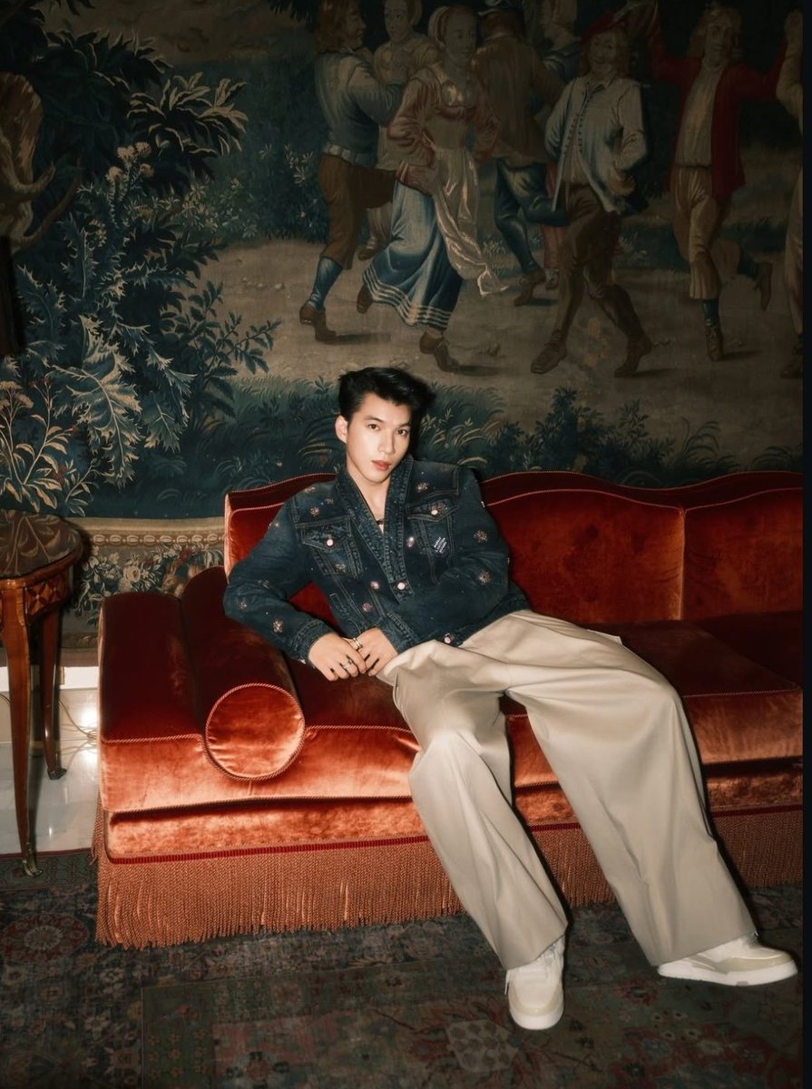 KZee2321's tweet photo. I LOVE HIM, I LOVE THIS OUTFIT 
@louisvuitton
HIEUTHUHAI in Paris for LVMenSS26
#HIEUTHUHAIxLVMenSS26 https://t.co/DK1QaSJxQ8