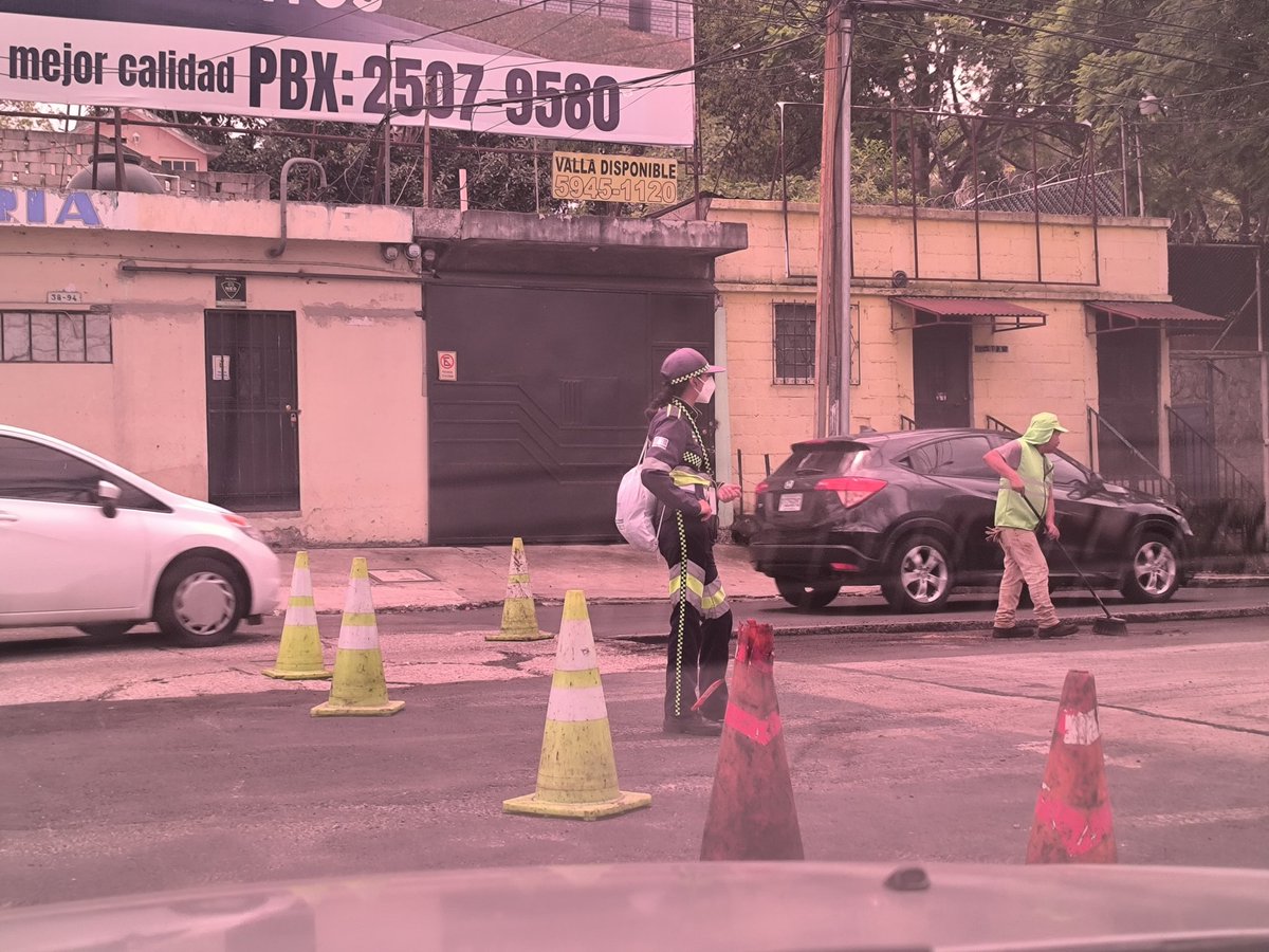 jaquinoo_'s tweet image. La agente de la @muniguate de adorno en la Calzada Mateo Flores zona 7 y el #tráficogt esta insoportable por un bacheo que se pudiera hacer en otro horario. Al menos póngala a trabaiar y no estar modelando.