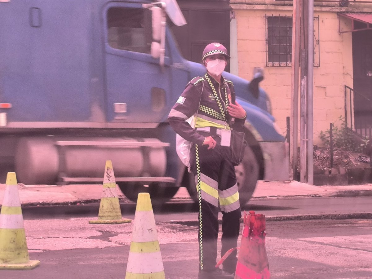 jaquinoo_'s tweet image. La agente de la @muniguate de adorno en la Calzada Mateo Flores zona 7 y el #tráficogt esta insoportable por un bacheo que se pudiera hacer en otro horario. Al menos póngala a trabaiar y no estar modelando.