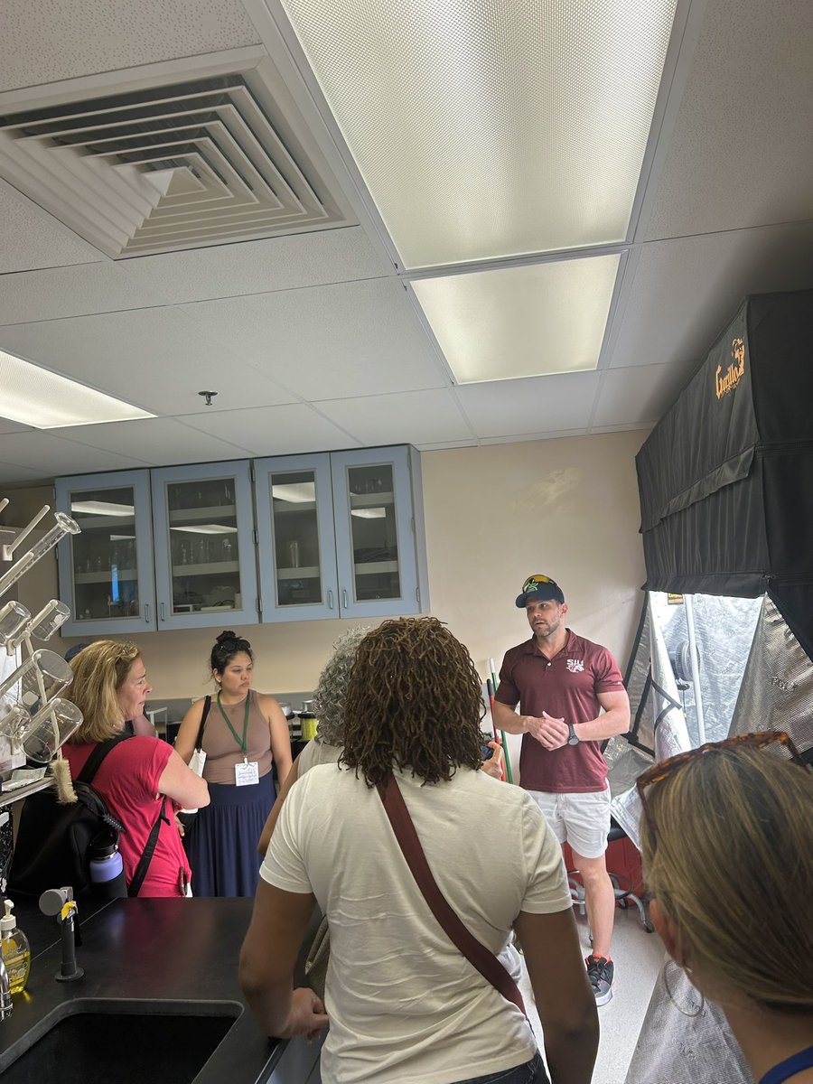 JoseLemePhD's tweet photo. 🏃♂️➡️✈️ I literally ran straight from the Marion airport to the SIU campus to give a tour of our Cannabis Biology and Cultivation Systems research facilities to over 30 high school counselors!
🚌🪴Grateful to be part of the 2025 IACAC Bus of Fun tour. #thisissiu https://t.co/GpH4FbezsJ