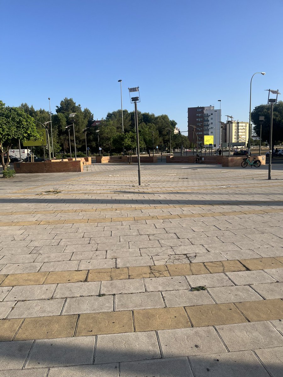 Lo que podría ser esta plaza en pino montano frente a Carrefour y lo que es. Una plaza dura, con todos los alcorques sellados, falta árboles, los bancos cuidarlos, hacer una plaza amable, cambiar un no lugar por un lugar de encuentro y refresco en verano <a href="/Ayto_Sevilla/">Ayuntamiento de Sevilla</a> <a href="/Dto_Norte/">Distrito Norte (Sevilla)</a>