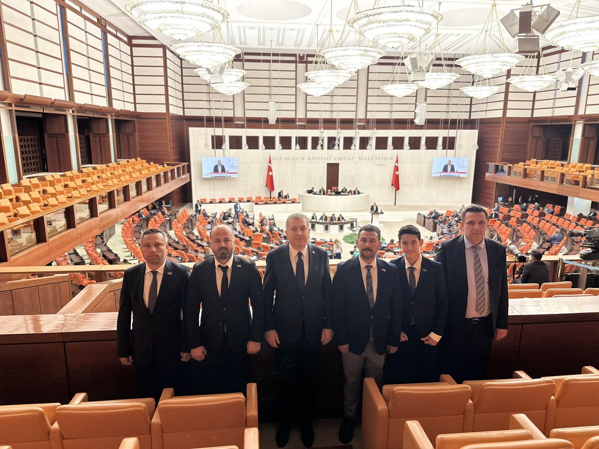ertugkocacik's tweet photo. Gazi Meclisimizde ziyaretimize gelen, kurucu üyesi olduğum Sakarya Rumeli Balkan Kültür ve Dayanışma Derneği Başkanı Aytaç Demirci ve yönetim kurulu üyeleri Emrah Yolaç, Adnan Gül, Yusuf Demirci ve Yavuz Dikmen’e nazik ziyaretleri için teşekkür ediyoruz. https://t.co/bBAbizBjgt
