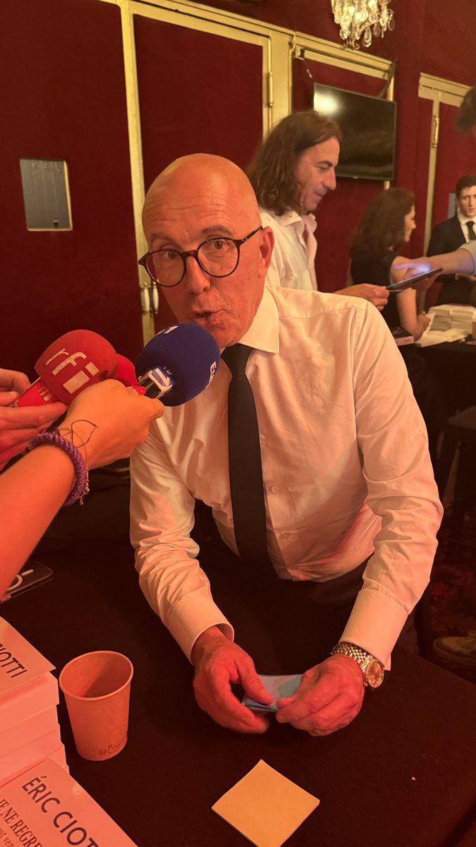 Le patron de l’UDR, Éric Ciotti (<a href="/eciotti/">Eric Ciotti</a>), largement sollicité au Forum des Libertés par médias et sympathisants pour son livre.