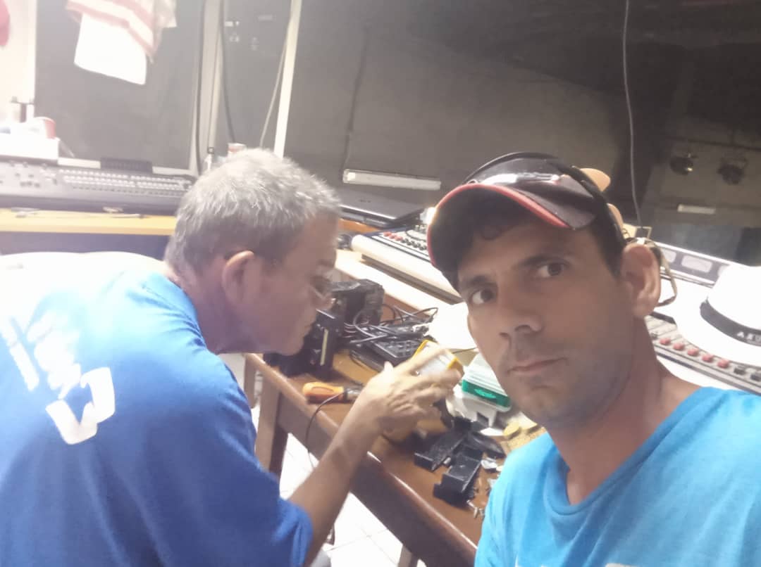 filialmatanzas's tweet photo. Técnicos de Audio y luces en acción!!
Rompiendo briston en el hotel Solymar Varadero.
#FilialMatanzas #Copextel
#MatancerosEnVictoria https://t.co/emt2HXmqT4