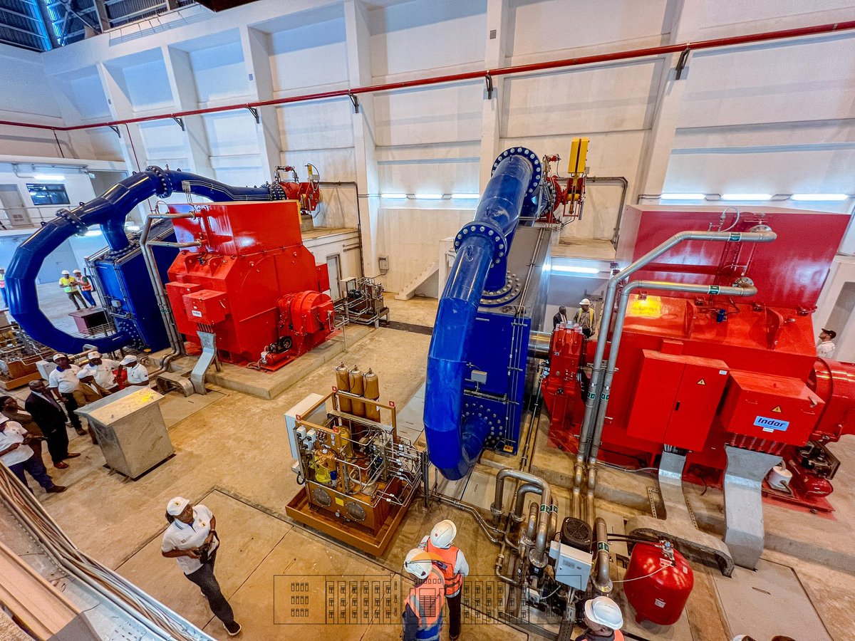 Gatoni_RG's tweet photo. Les projets qui ont souffert de tous les maux se concrétisent sous son leadership.
Sous sa magistrature, la production de l’énergie a triplé, passant de 2020 à 2025, de 47,35MW à 166,29 MW. 
Le barrage hydroélectrique de Jiji, inauguré ce 24/6, vient s’ajouter au barrage de Kabu 16 inauguré en 2024, Ruzibazi inauguré en 2023 et bientôt, en moins de 3 mois, le barrage de Mulembwe sera opérationnel. 
Sous sa gouvernance, les Partenaires au Développement, les leaders du pays et la population ont tous épousé son slogan «Ensemble tout est possible »! 
C’est ensemble, autour de ce leader visionnaire, SE @GeneralNeva, dirigeants et gouvernés, Burundais et Partenaires au Développement, que les goulots d’étranglement qui ont longtemps freiné le développement d’un pays qui a tout pour être l’Eldorado sont dissous. 
C’est ensemble autour de ce leader, SE @GeneralNeva , que le Burundi compte, jour par jour, les pas franchis vers sa vision 2040-2060, sans laisser personne derrière. 

Longue vie au Président de la République, SE @GeneralNeva, l’homme du peuple!