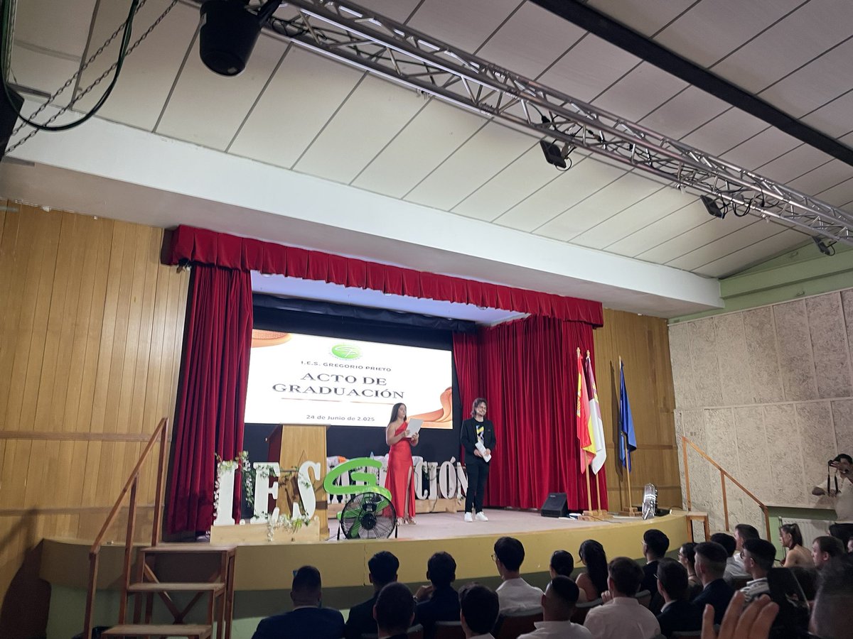 Segundo día de graduaciones 🎓

Hoy, el turno de: Industrias Alimentarias, Administración y Finanzas, Hostelería e Informática.

Una tarde llena de emoción y orgullo. 

¡Enhorabuena!
