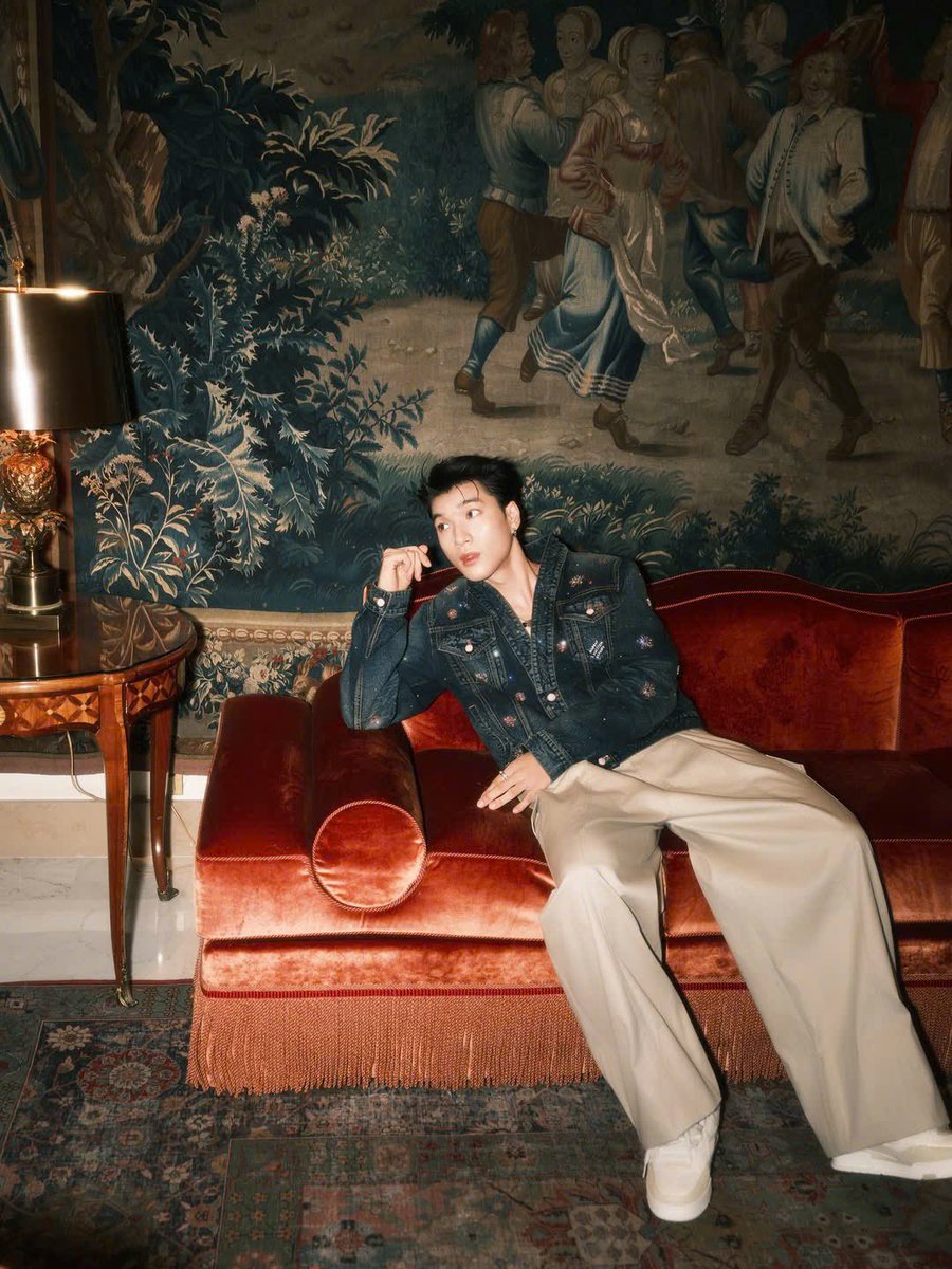 sunyang890's tweet photo. Not just wearing Louis Vuitton, HIEUTHUHAI lives it.
@LouisVuitton 
#HIEUTHUHAIxLVMenSS26
HIEUTHUHAI in Paris for LVMenSS26 https://t.co/akQDfpk0kD