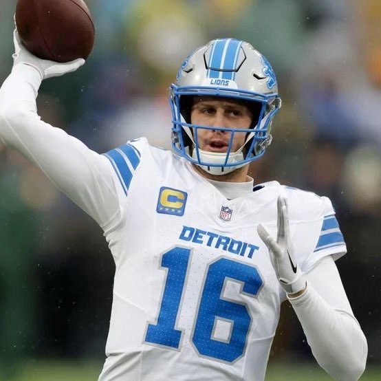 ravdosh's tweet image. Can you guess who will be the highest paid QB this year? 

1.  XYZ (ABC) –  $37.35 M  
2. Josh Allen (Bills) –  $36.34 M 
3. Deshaun Watson (Browns) –  $35.97 M 
4. Jared Goff (Lions) –  $32.60 M 
5. Jordan Love (Packers) –  $29.69 M

This is just guaranteed btw 🤯