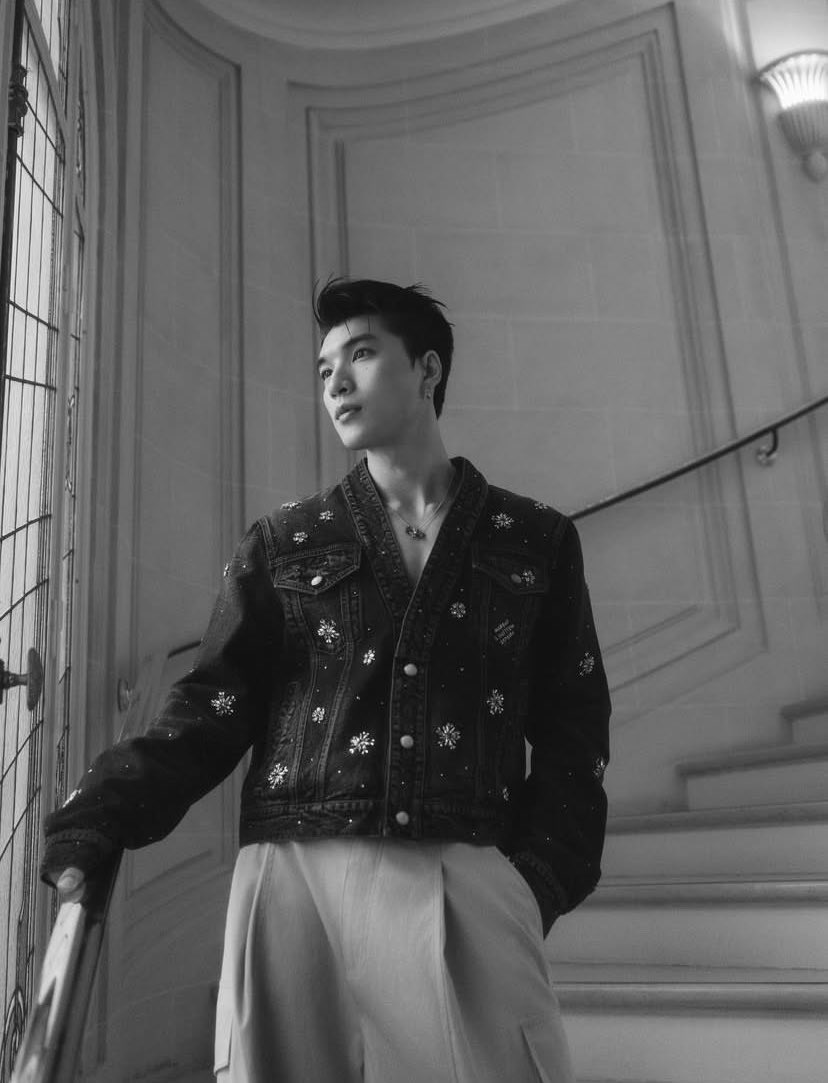 chanhbow's tweet photo. Có những khoảnh khắc không cần lời, khi HIEUTHUHAI và bộ trang phục Louis Vuitton giao thoa, tạo nên một câu chuyện hình thể đầy cảm xúc và ánh sáng

@LouisVuitton 
HIEUTHUHAI in Paris for LVMenSS26
#HIEUTHUHAIxLVMenSS26 https://t.co/cwZgNbW52h