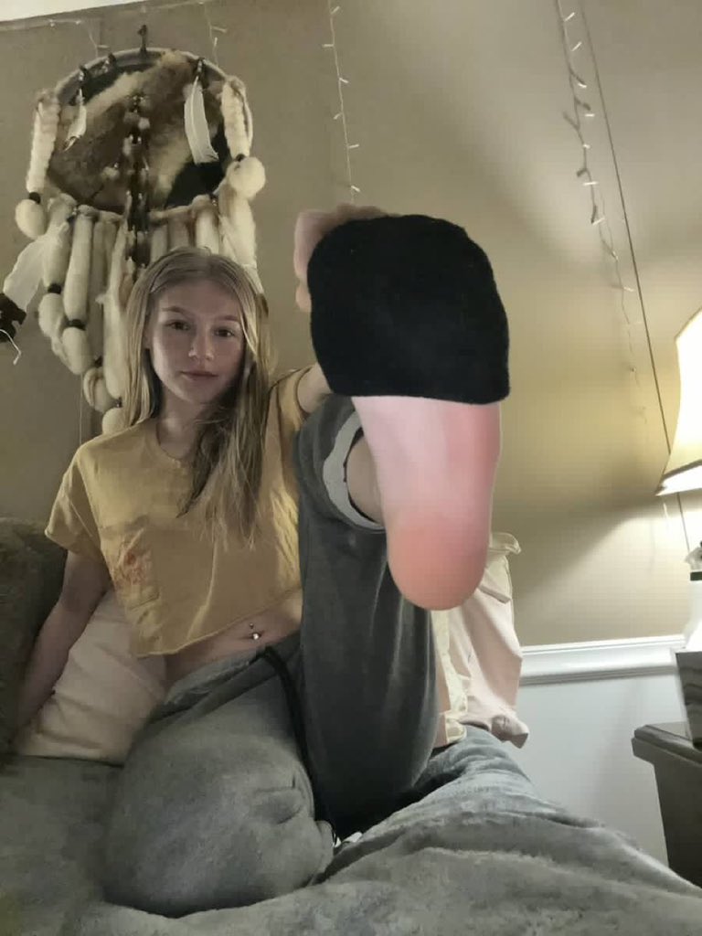 preciousfairry0's tweet photo. Does it make you gooners twitch thinking about how soft and ticklish my soles are 🤭 https://t.co/G4ZUT3h7n3