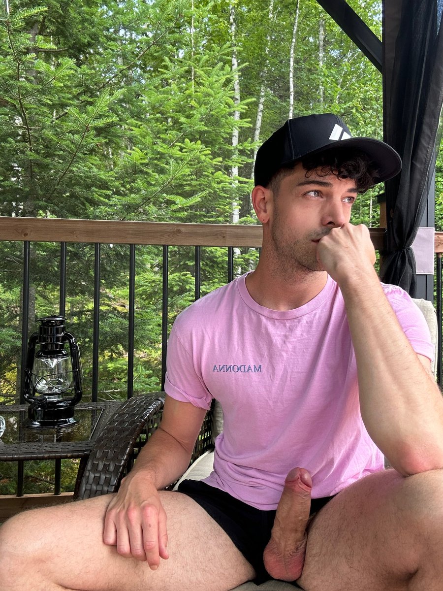 Short shorts are a must during heatwaves 🔥🍆