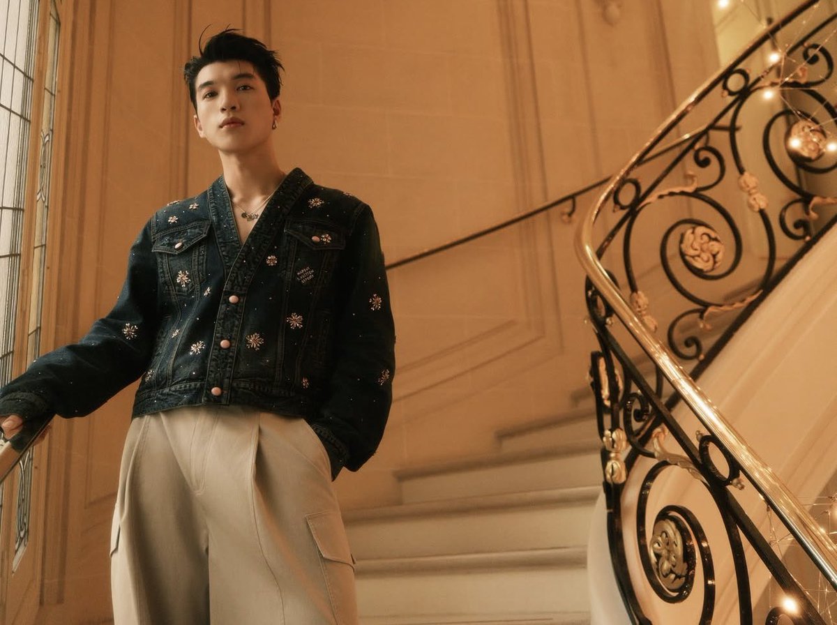TuanKiet_2809's tweet photo. HIEUTHUHAI looked absolutely stunning at the Louis Vuitton show in France. His confidence, paired with the elegance of the LV outfit, made him a true standout @LouisVuitton 
HIEUTHUHAI in Paris for LVMenSS26
#HIEUTHUHAIxLVMenSS26 https://t.co/F9z62q2pge