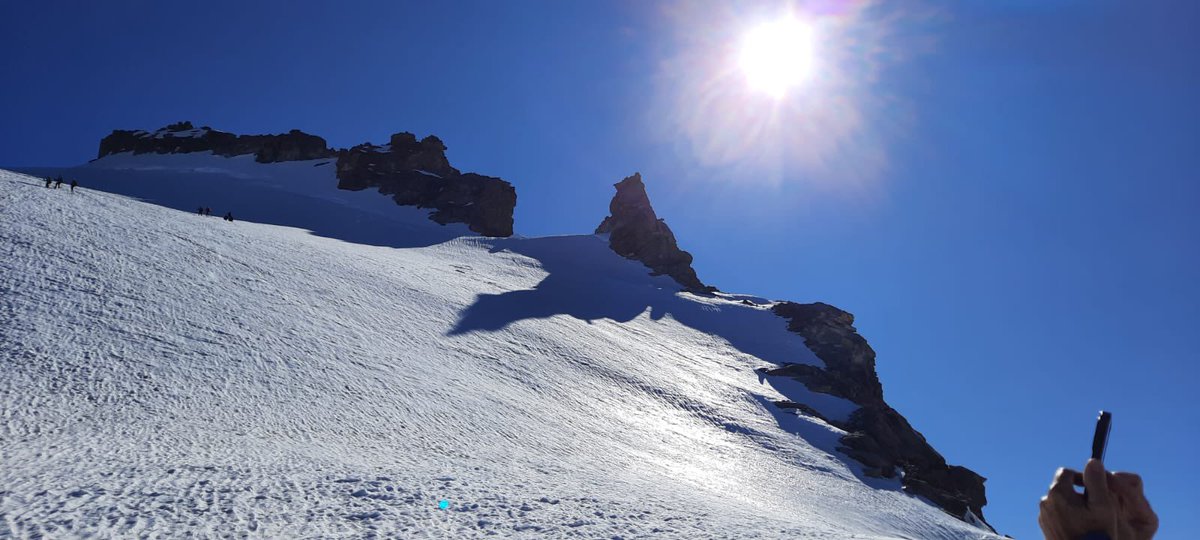 Paradiso Paradise
🏔️🎒❄️⛏️🪢🇮🇹
Congratulations to our teams on Gran Paradiso today. All to the summit at 4061m. Good conditions reported. Thanks to Martin &amp; Andrew for the great photos. Well done team!

〽️ icicle-mountaineering.ltd.uk/mont+blanc+gui…

📍Gran Paradiso 4061m
#climbing #granparadiso