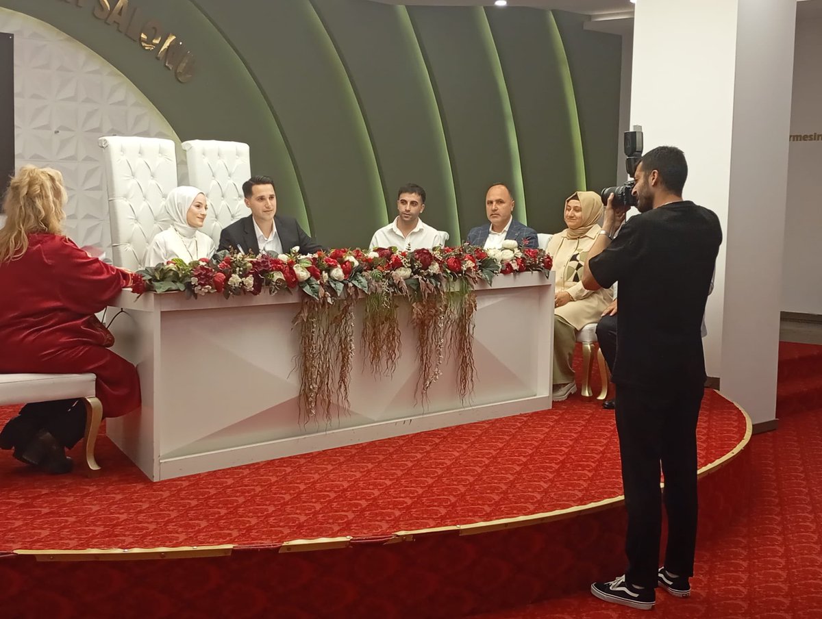 FatihAydemirGOP's tweet photo. 📌 15 Temmuz şehidimiz Mahmut Eşit’in kıymetli evladı Fatma kardeşimizin, hayat yolculuğuna Metin kardeşimizle birlikte attığı ilk adımda yanlarında olduk.

Rabbim, genç çiftimize ömür boyu sürecek bir huzur, bereket ve mutluluk nasip etsin. https://t.co/ptABHiWWuA
