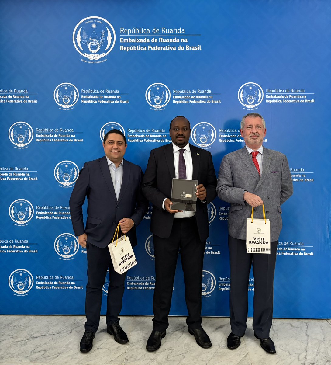 Embaixador Lawrence Manzi recebeu hoje Dr. Lázaro Gomes Júnior e Sr. João Carlos da Silva para uma conversa sobre oportunidades de investimentos em Ruanda, com foco em exportação de produtos e parcerias possíveis com o Grupo Pereira.

Ambassador Lawrence Manzi welcomed Dr.