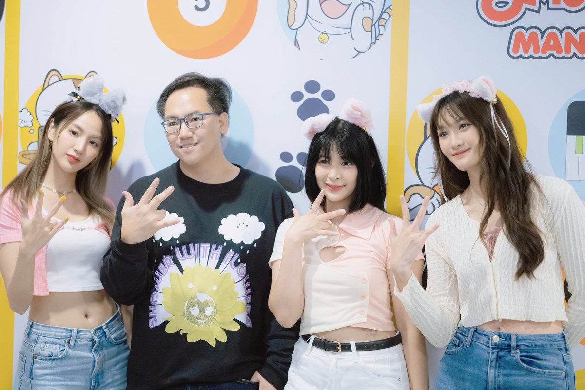 jokermaster619's tweet image. เจอภาพเก่าที่นานแสนนานมากๆ ครับ ในงาน Fan Meet วันเกิด Baby Cat เฟรม^__^ มาทั้งแอ๊นท์ และพ่าวพ๊าวด้วย (ตอนนั้นยังไม่ออกผลงานเพลงเดี่ยวเลย) น่ารักกันมากๆ ไม่เปลี่ยนเลยฮะ
.
#Sweat16 #GoSweat #FameBabyCat #AntWarinda #MarisaProud