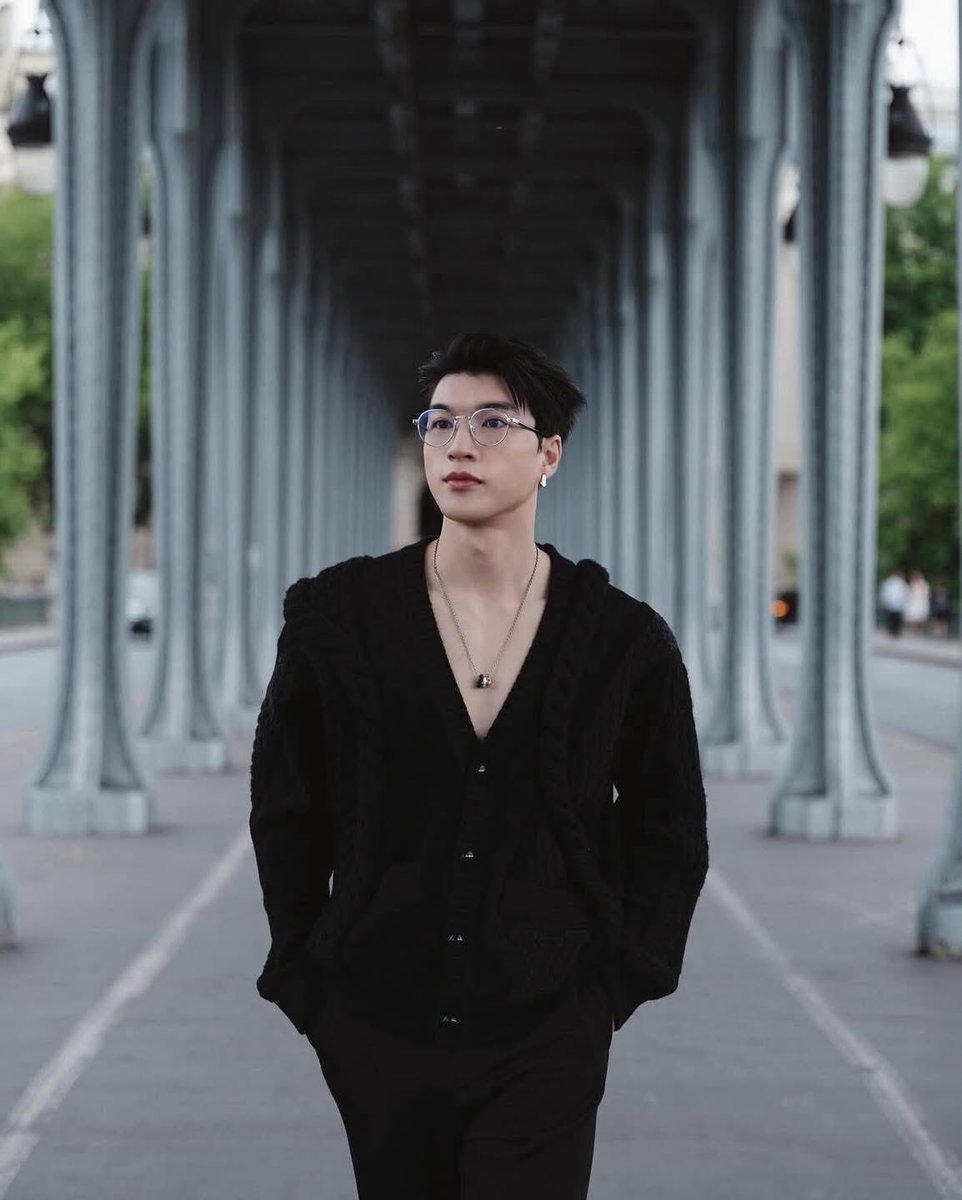 nntuowngvy's tweet photo. HIEUTHUHAI thật sự toả sáng trong bộ trang phục của LV 
@LouisVuitton 
HIEUTHUHAI in Paris for LVMenSS26
#HIEUTHUHAIxLVMenSS26 https://t.co/7zSSnJlgvD