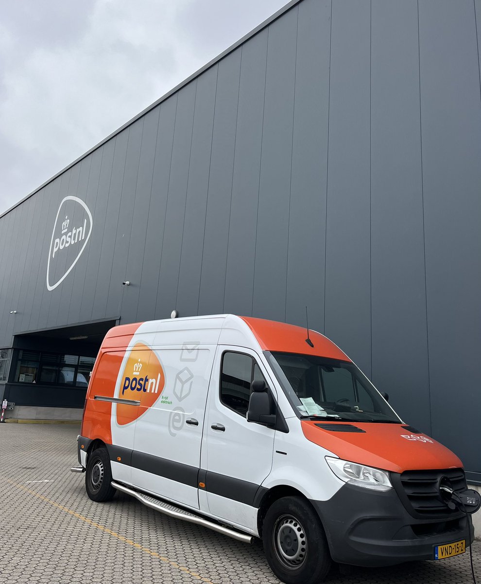 Vanmiddag met een aantal raads- &amp; collegeleden op bedrijfsbezoek geweest bij #PostNL in #Elst #Overbetuwe Na een presentatie over het bedrijf dat hier sinds 2011 gevestigd is, kregen we een rondleiding en uitleg over het distribueren van dagelijks zo’n 55.000 pakketten 📦📦