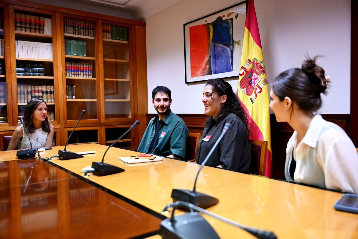 Ione Belarra (@ionebelarra) on Twitter photo Hoy también me reuní con el movimiento juvenil de solidaridad con Palestina, <a href="/palyouthmvmt/">Palestinian Youth Movement</a>, que hace un trabajo imprescindible destapando las rutas de comercio de armas de Israel durante el genocidio. Hay que seguir empujando para conseguir el embargo integral de armas a Israel. Hoy también me reuní con el movimiento juvenil de solidaridad con Palestina, <a href="/palyouthmvmt/">Palestinian Youth Movement</a>, que hace un trabajo imprescindible destapando las rutas de comercio de armas de Israel durante el genocidio. Hay que seguir empujando para conseguir el embargo integral de armas a Israel.