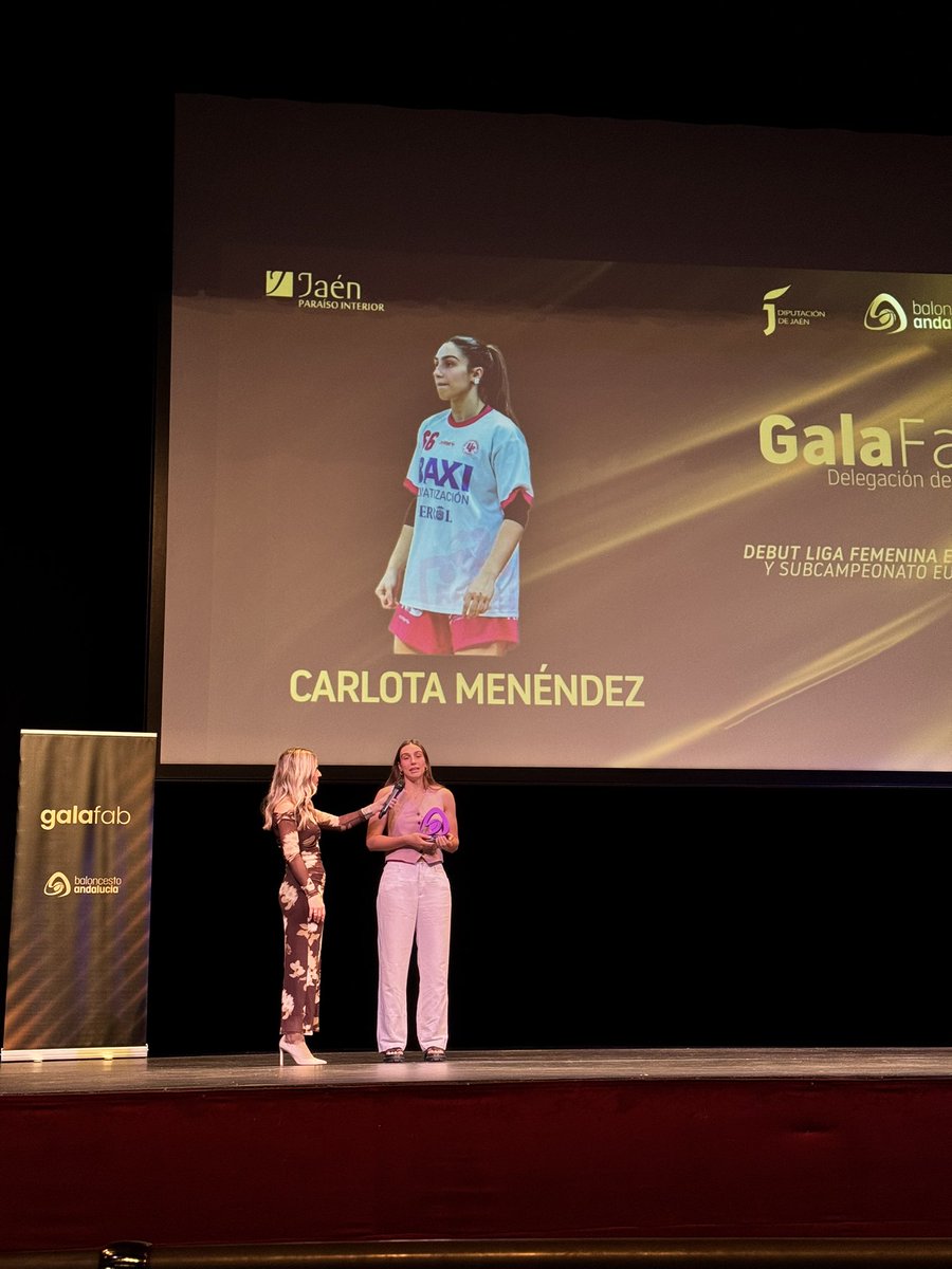 Entrega Mención Especial por su debut en Liga Femenina Endesa y Subcampeonato Eurocup: Carlota Menéndez