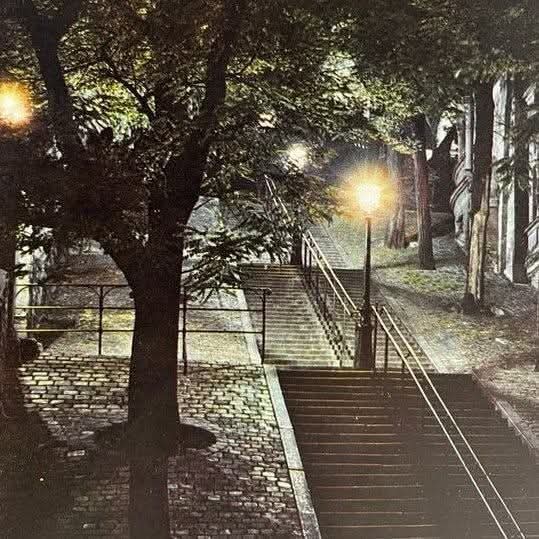 📷 Escaliers de Montmartre. 
1952. Paris
