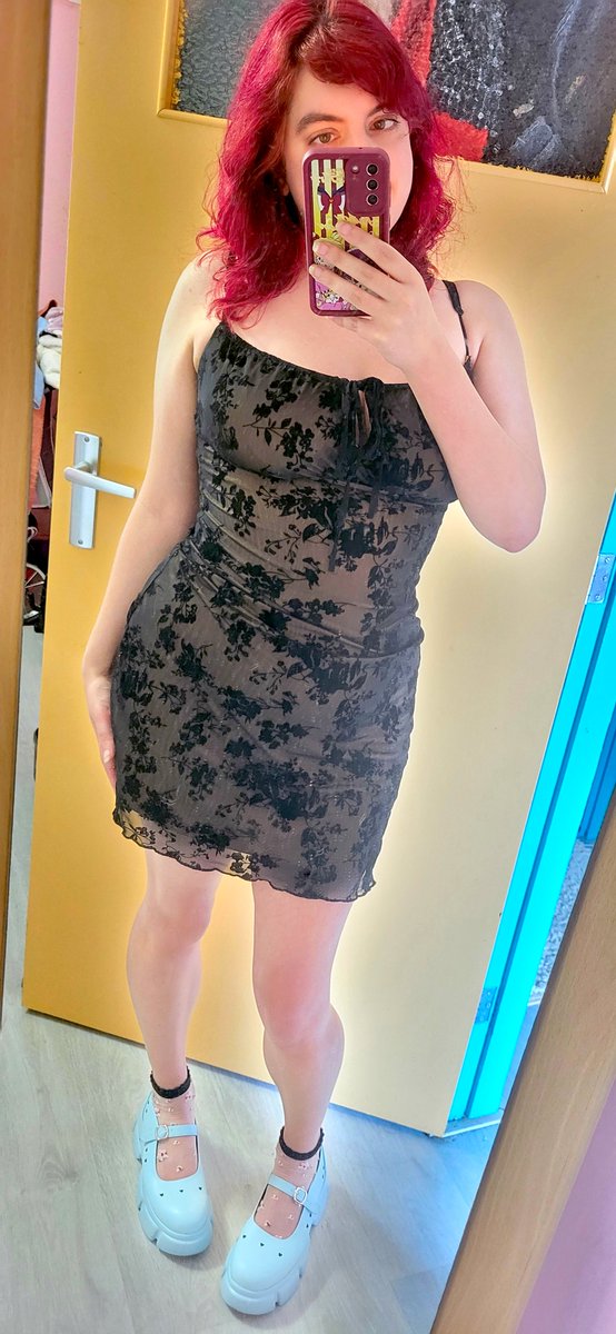 Con este vestido negro (como mi 🖤) me voy a disfrutar de unas hamburguesitas bien ricas🍔¿Cuales son vuestras favoritas?