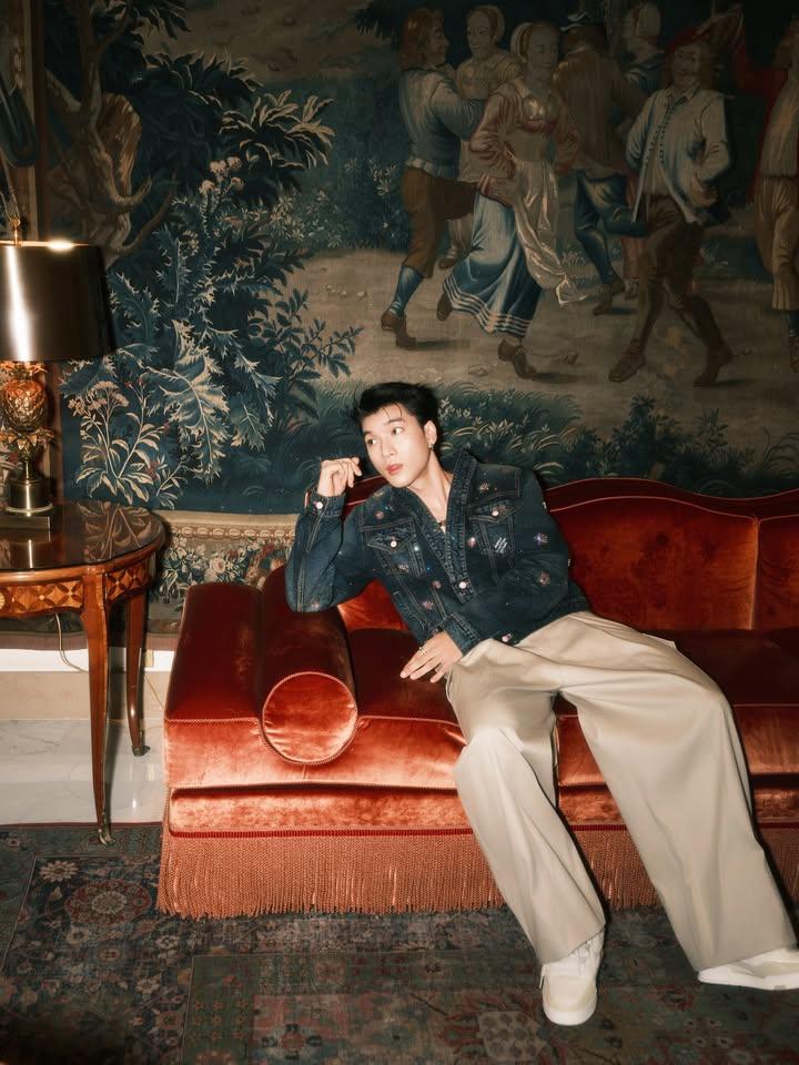 NhiNguyn1137834's tweet photo. From head to toe, elegance wrapped in Vietnamese pride. Louis Vuitton and HIEUTHUHAI both understood the assignment - PERFECTION! 
@louisvuitton
HIEUTHUHAI in Paris for LVMenSS26
#HIEUTHUHAIxLVMenSS26 https://t.co/cv1ysuwr6X