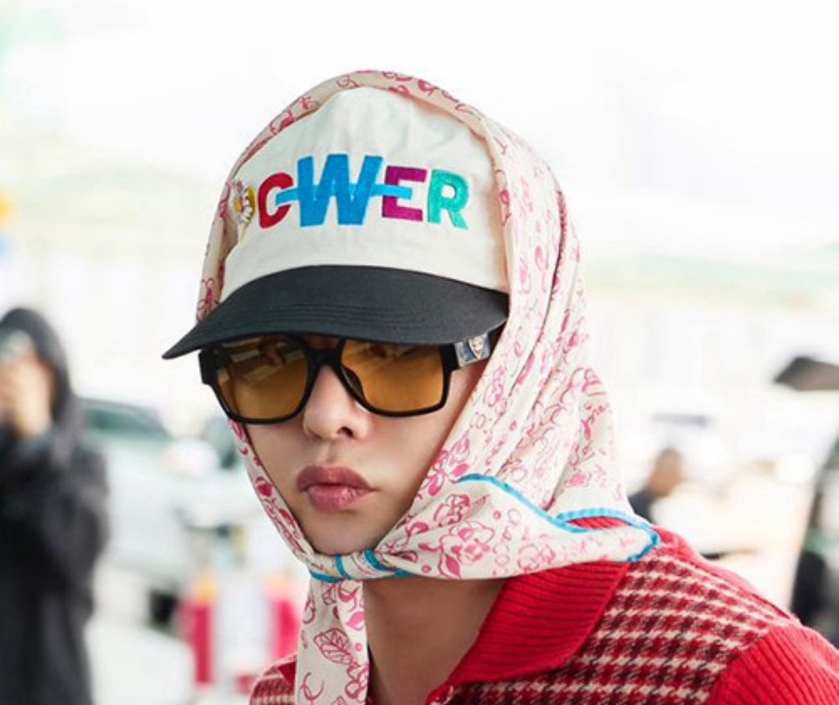 jhope_girlie's tweet photo. First of all..what do you mean g-dragon didn’t invent the headscarf over cap fashion?? Its almost as though j-hope is a hip-hop dancer who has roots in street dance and he incorporates that street style into his own apparance.. anyways obviously rihanna copied g-dragon guys https://t.co/CPpfk0dzkU