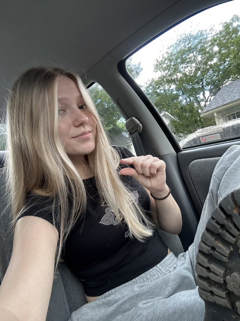 preciousfairry0's tweet photo. I’m available all day for custom videos video calls, and video responses message me https://t.co/kA9818MoJU