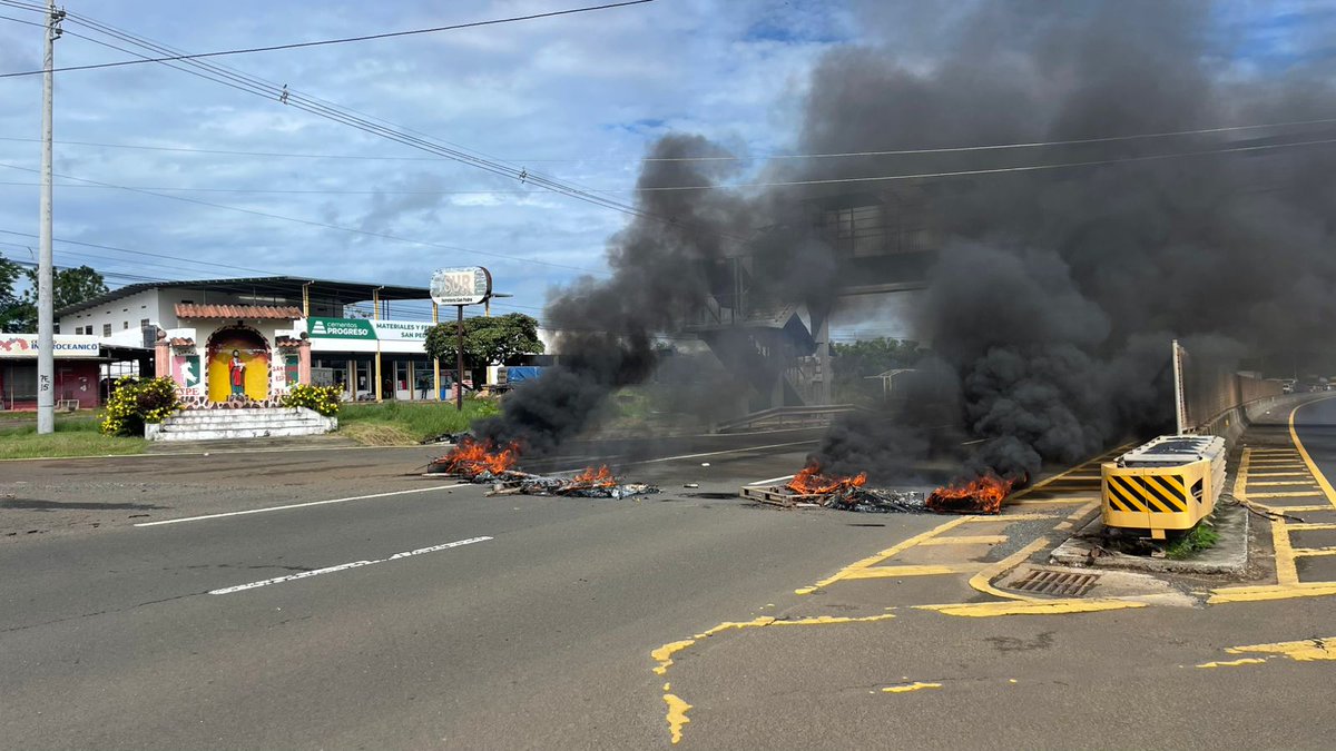 #Veraguas | Aprehenden a 13 personas quienes se mantenían obstruyendo la vía Panamericana a la altura de San Pedro de El Espino, distrito de Santiago. Entre los aprehendidos se encuentra el representante del corregimiento de Los Milagros, distrito de La Mesa, al igual que una