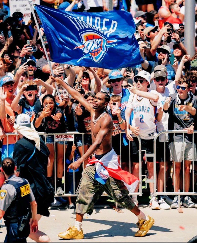 pisounalinha's tweet photo. “O maior jogador que já vestiu o uniforme do Oklahoma City Thunder”.

Aspas do prefeito da cidade sobre Shai Gilgeous-Alexander.

Os jogadores de OKC viraram feriado, ganhando um dia para cada no mês de junho.

E essa foto do MVP entra para a história, lendária.

Campeão ❤️ https://t.co/NU8H5Y78Wc