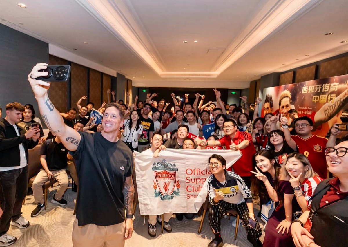 Back from Shanghai where we have spent a few days with the fans on a trip promoted by #LeyendasEspañaOficial . A beautiful experience that will be repeated in the future. Thank you all

De regreso de Shanghái donde hemos pasado unos días con los fans en un viaje promovido por las