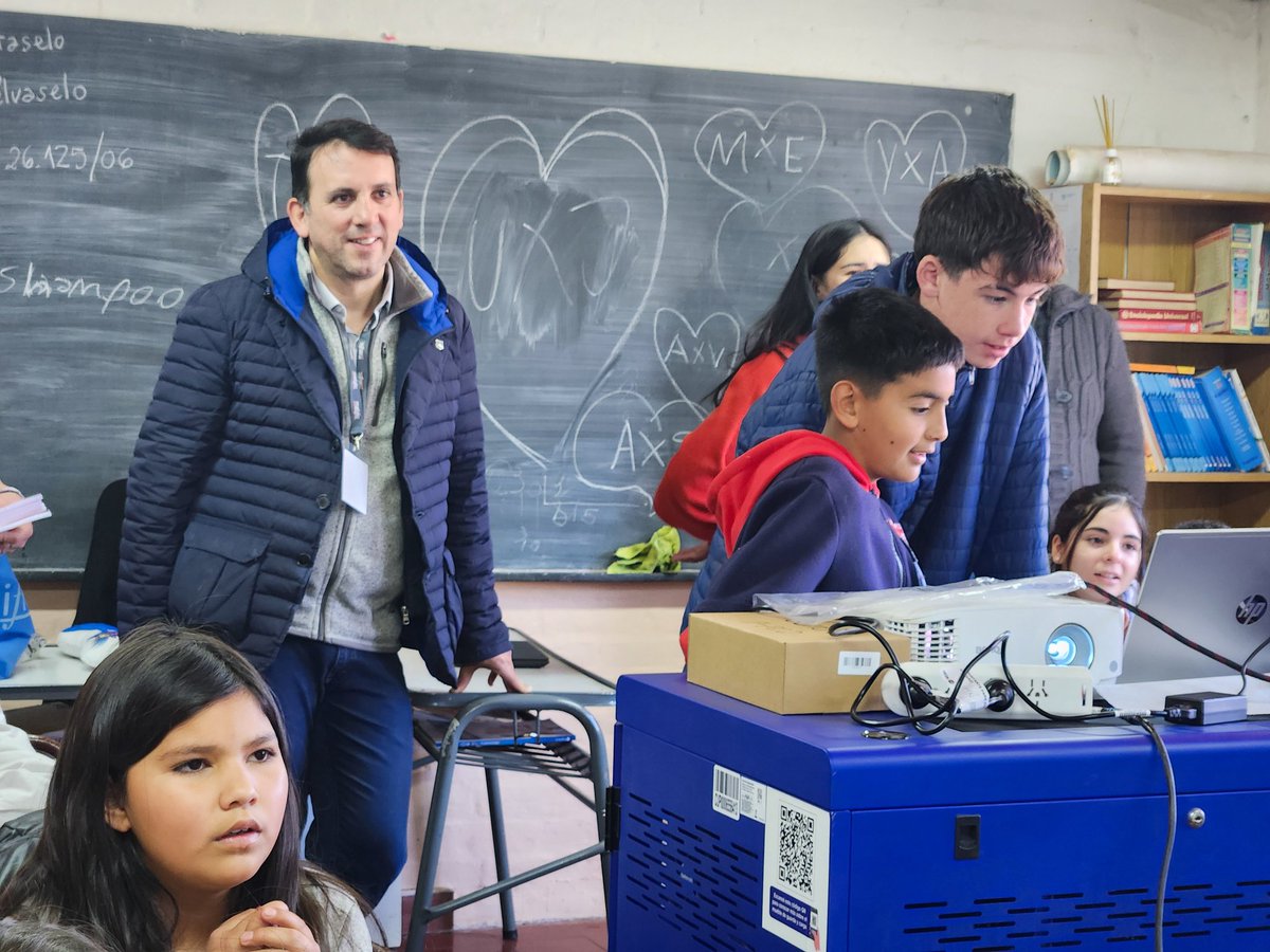 TadeoGZ's tweet photo. Seguimos #RecorriendoEscuelas 🚛 En #Uspallata visitamos la 1-722 La Fundición.
Entregamos un nuevo carro tecnológico con 31 netbooks para que los estudiantes puedan seguir avanzando en matemática con #Matific 🧮
#Edutec #EducaciónMendoza https://t.co/n1EUR9Y6zh