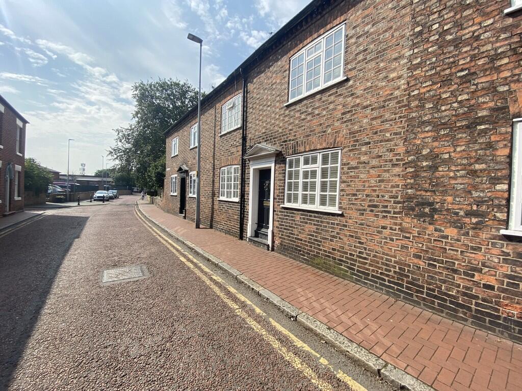 martinco_crewe's tweet photo. ⭐NEW TO THE RENTAL MARKET⭐

🏡Now On The Rental Market - 2 bedroom terrace Pillory Street, Nantwich
💷To Rent - £1,000 PCM Deposit £1,153 unfurnished

☎Call our Nantwich agents now on 01270 611333 to book a viewing.

#Martinandco #Nantwich #Rental https://t.co/TM0GMhqoZ2