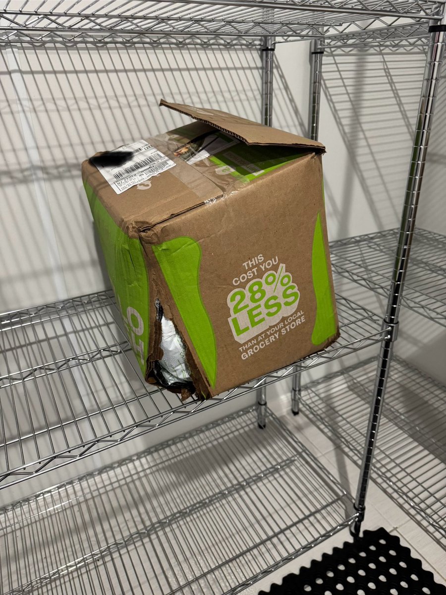 SocialMediaMob's tweet photo. @nokidhungry @HelloFresh @parents @HelloFresh I am tired of receiving destroyed #hellofresh food boxes every week.  The boxes are always handled carelessly, resulting in me receiving opened boxes, punctured cold packs leaking all over the food. My neighbors boxes are always in great shape. Enough! What gives? https://t.co/wmfwPJq1Yf