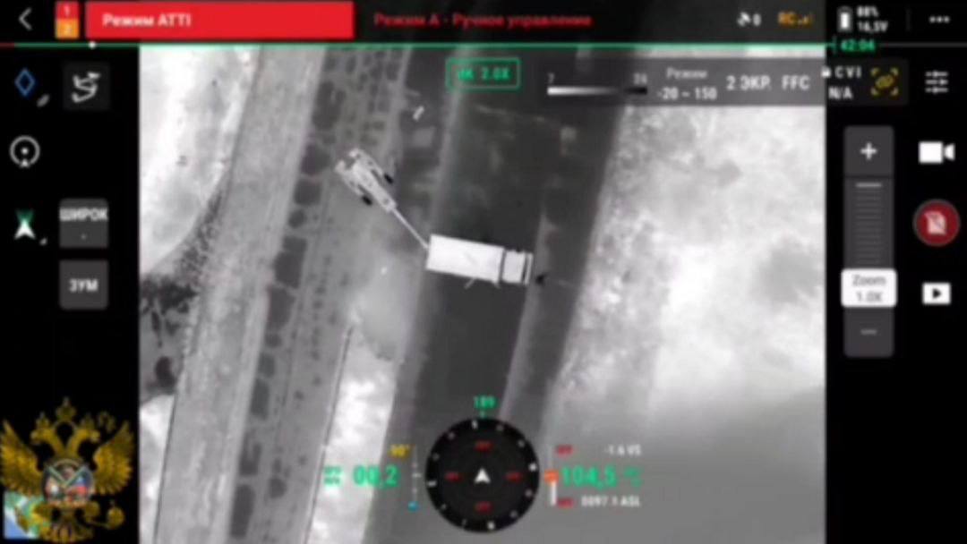 WarHunter2222's tweet image. 🇷🇺🇺🇦 The catch of the drone operators of the 127th brigade. 
@ragatka001

The operators discovered the transportation of the M777 howitzer and first worked with drops, as a result of which the car burned. 

Then the artillery was finished off with fiber optic drones.