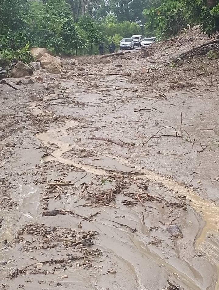 No hay paso en la via que desde Barinas comunica con Merida.. En el sector Altamira de Cáceres esta cerrada la via por deslizamiento. Imagen cortesía de Meteorología Venezuela