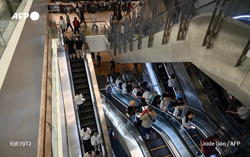 At a bustling Beijing hospital, Tian Yigui hands over some of his elderly wife's paperwork to Meng Jia, a "patient companion" hired to help navigate China's stretched and bureaucratic healthcare system <a href="/MaryRanYang/">Mary Yang</a> 
u.afp.com/SxMr
